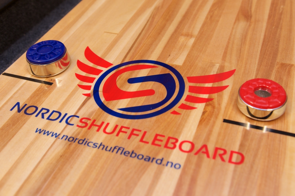 Nordic shuffleboard med medium og stor puck