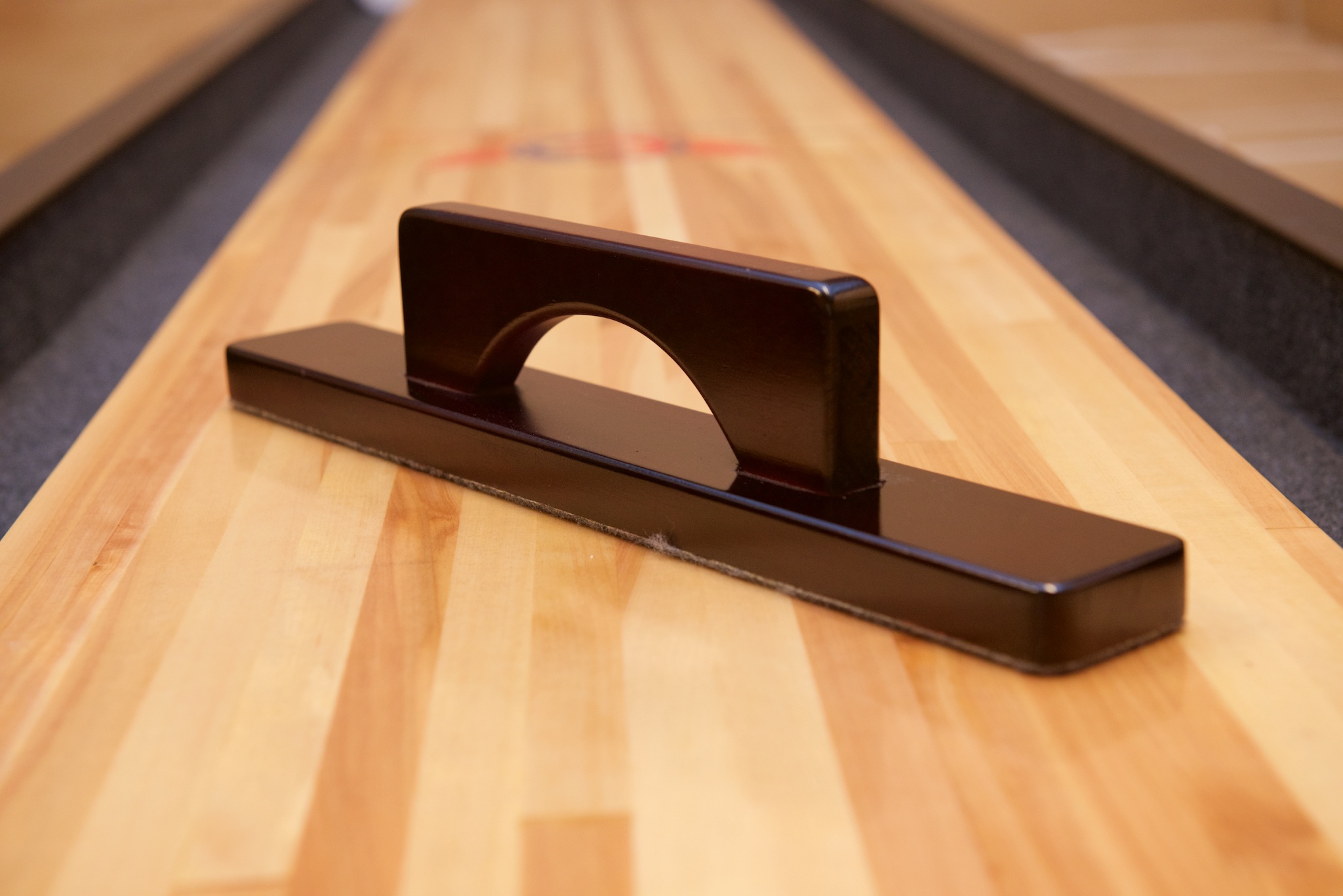 Shuffleboardkost og børste
