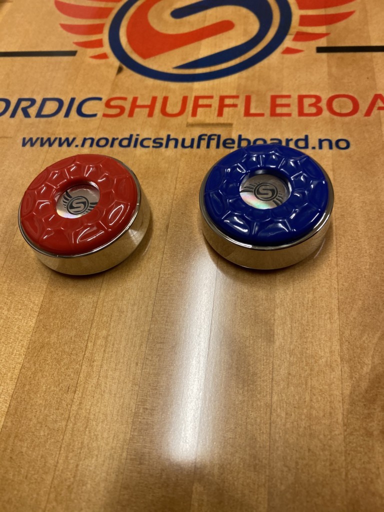 blå og røde shuffleboardpucker