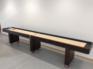 Shuffleboardplate ferdig montert